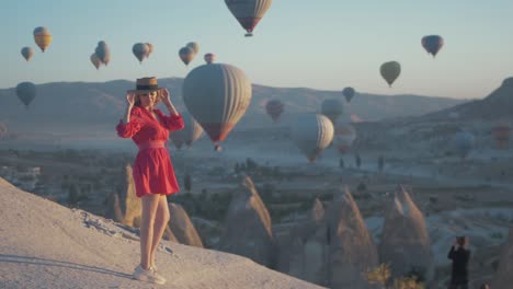 Mujer-Atractiva-En-Vestido-Posando-Con-Globos-Aerostáticos-Capadocia