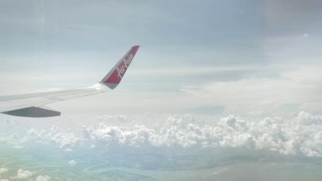 Vista-Del-Ala-Del-Avión-Airaisa-Airbus-A320-A-Través-De-La-Ventana-Del-Avión-Volando-Sobre-La-Nube