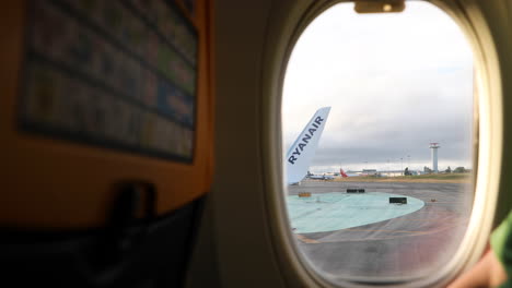 Avión-Despegando-Del-Aeropuerto-De-Lisboa-Con-El-Logo-De-Ryanair-En-El-Ala-Del-Avión-Visto-A-Través-De-La-Ventana---Punto-De-Vista