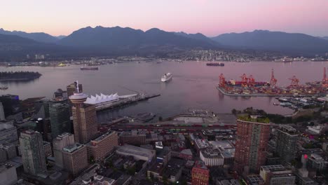 Vista-Aérea-Sobre-El-Centro-De-La-Ciudad,-Hacia-Un-Crucero-En-El-Mar-Del-Puerto-De-Vancouver,-Atardecer-En-Bc,-Canadá