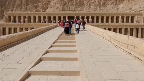 Schwenk,-Der-Touristen-Zeigt,-Die-Sich-Auf-Den-Weg-Zum-Totentempel-Der-Hatschepsut-Machen