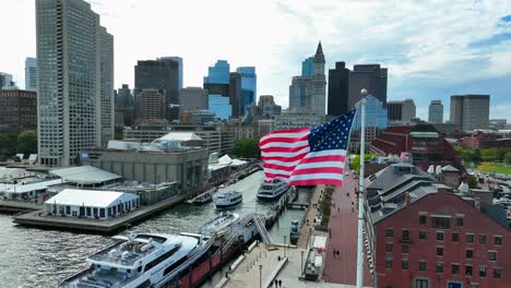 Touristen-Genießen-Hafenrundfahrten-Am-Wasser-Von-Boston