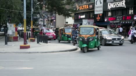Calles-Y-Tráfico-En-Bangalore,-India