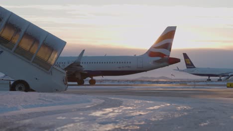 Airbus-Flugzeug,-Das-Während-Der-Wintersaison-Bei-Sonnenuntergang-Am-Flughafen-Rollt,-Helles-Sonnenlicht