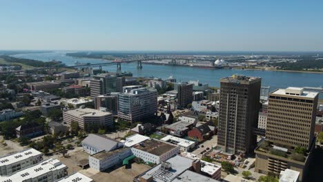 El-Centro-De-Baton-Rouge,-Louisiana-Y-El-Puente-Horace-Wilkinson-Amplio-Seguimiento-Aéreo-Hacia-Adelante