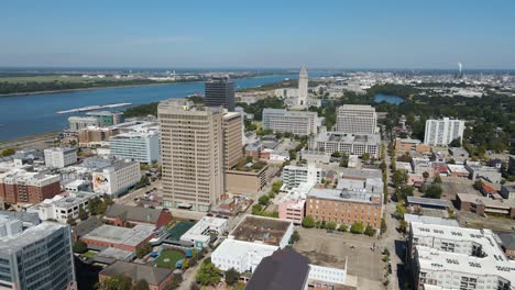 Downtown-Baton-Rouge,-Louisiana-Und-Capitol-Building-Antenne-Rechts-Umkreisend