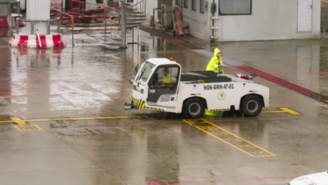 Pushback-Ist-Ein-Flughafenverfahren,-Bei-Dem-Ein-Flugzeug-Durch-Eine-Externe-Kraft-Rückwärts-Von-Einem-Flughafengate-Weggeschoben-Wird