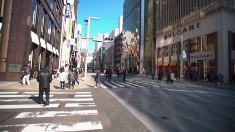 Straßenaufnahmen-Des-Ginza-Viertels-In-Tokio-An-Einem-Autofreien-Wochenende,-Tokio