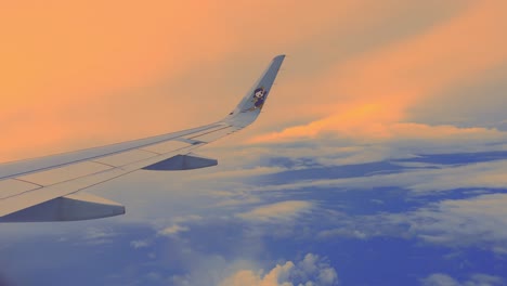Luftfensteraufnahme-Aus-Dem-Flugzeug-Während-Der-Sonnenuntergangszeit