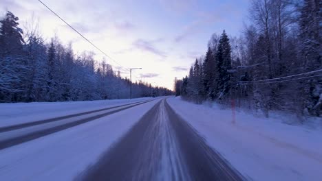 Pov,-Der-Allein-Entlang-Einer-Ländlichen-Helsinki-straße-Fährt,-Die-Mit-Schnee-Bedeckt-Ist