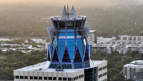 Luftaufnahme-Rund-Um-Den-Crown-Tower-Auf-Dem-Memorial-Hermann-Medical-Center,-Sonnenuntergang-In-Houston,-USA---Umlaufbahn,-Drohnenaufnahme