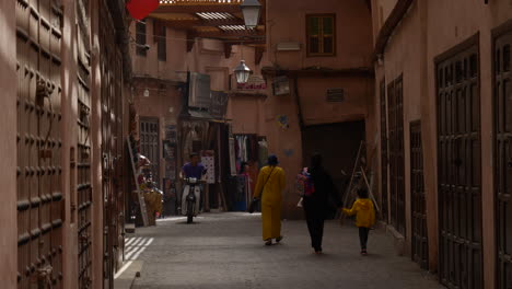 Menschen,-Die-In-Einer-Schönen-Straße-Im-Marokkanischen-Stil-Spazieren-Gehen,-Marrakesch