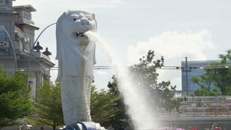 Estatua-De-Merlion,-El-Símbolo-Nacional-De-Singapur-Y-Los-Turistas-A-Su-Alrededor