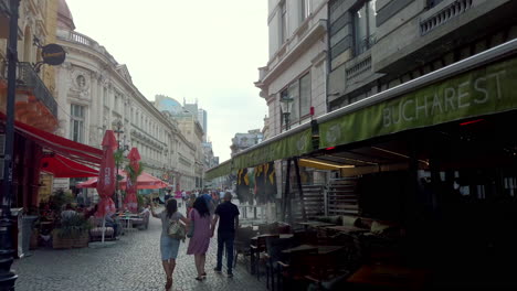 Calles-Del-Casco-Antiguo-Con-Restaurantes-Y-Turistas,-Bucarest-Rumania