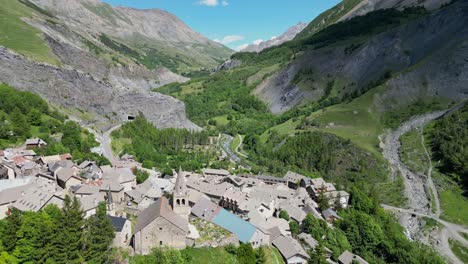 Malerisches-Bergdorf-La-Grave-In-Hautes-Alpes,-Französische-Alpen---Luftwagen-Nach-Vorne