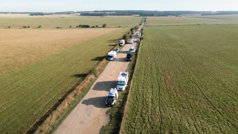 Vista-Aérea-De-Los-Vehículos-Estacionados-En-La-Carretera-Rural-De-Stonehenge-Hacia-El-Antiguo-Hito-Del-Círculo-De-Piedra