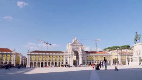 Menschen,-Die-Auf-Dem-Handelsplatz-In-Der-Innenstadt-Von-Lissabon-Spazieren-Gehen