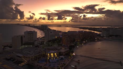 Aerial-view-over-expensive-hotels-and-resorts-in-Zona-hotelera,-Cancun,-Mexico---reverse,-drone-shot