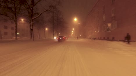 POV-Aufnahme-Von-Der-Fahrt-Durch-Die-Verschneiten-Straßen-Von-Helsinki,-Während-Es-Schneit