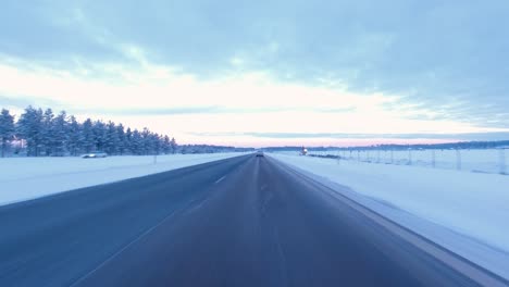 Zeitrafferaufnahme-Beim-Fahren-Auf-Einer-Autobahn-In-Helsinki-Und-Unter-Brücken-Hindurch