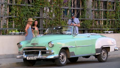 Clásico,-Vintage,-Coche-Convertible-Es-Admirado-En-Las-Calles-De-La-Habana,-Cuba