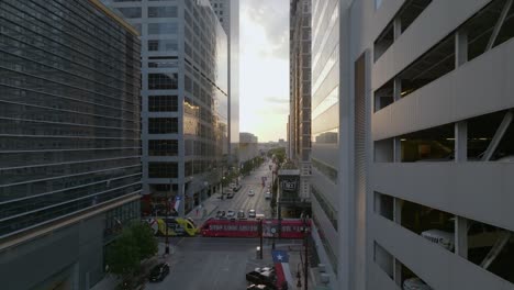 Luftaufnahme-Einer-Straßenbahn-Auf-Den-Straßen-Der-Innenstadt-Von-Houston,-Sonnenuntergang-In-Texas,-Usa