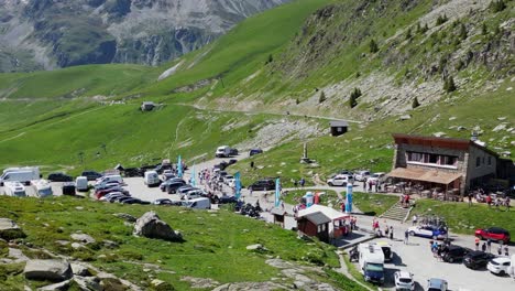 Tour-De-France-Klassifizierung-Etappe-Col-De-La-Croix-De-Fer-In-Savoyen-Isere,-Französische-Alpen---Luftgleiten