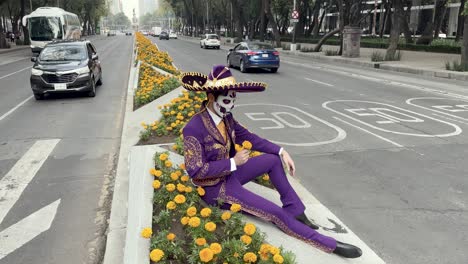 Aufnahme-Eines-Als-Catrin-Verkleideten-Gentleman-In-Der-Middle-Reforma-Avenue-Während-Des-Dia-De-Muertos-In-Mexiko-Stadt