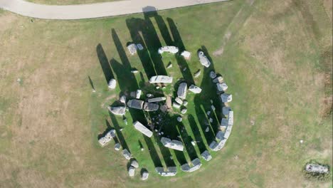 Ruinas-Prehistóricas-Del-Círculo-De-Piedra-De-Stonehenge-En-La-Vista-Aérea-De-La-Campiña-De-Amesbury-Girando-De-Arriba-Hacia-Abajo