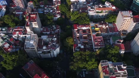 Vista-Aérea-Con-Vistas-A-Las-Calles-De-La-Hora-Dorada-De-Polanco-En-La-Ciudad-De-México---ángulo-Alto,-Disparo-De-Drones