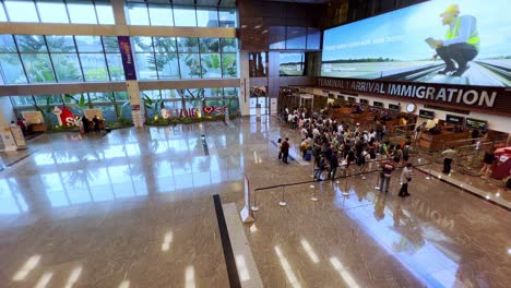 Luftaufnahme-Von-Passagieren-Im-Check-in-Schalter-Im-Terminal-1