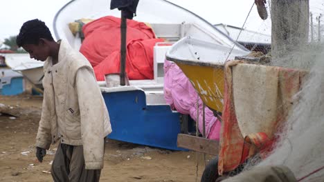 Joven-Pescador-Local-Tirando-Pescado-Lejos-De-La-Red-En-Gawadar-En-La-Costa-De-Baluchistán