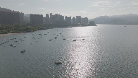 Toma-Aérea-De-Barcos-Flotando-En-Aguas-De-Hong-Kong,-China