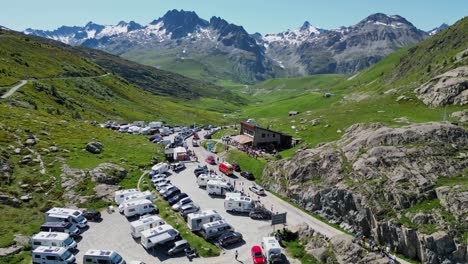 Clasificación-Del-Tour-De-Francia-Etappe-Col-De-La-Croix-De-Fer-En-Saboya-Isere,-Alpes-Franceses---Antena-Dolly-Adelante
