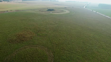 Luftaufnahme-über-Die-Flache-Landschaft-Von-Salisbury-In-Richtung-Steinkreis-Von-Stonehenge-Und-Erdarbeiten