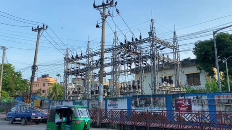 Vista-De-La-Subestación-Eléctrica-En-Sylhet-Al-Lado-De-La-Carretera-Con-Tráfico-Pasando