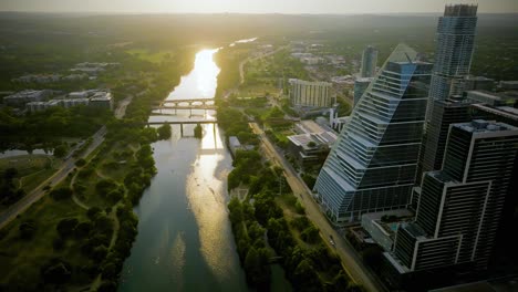 Edificio-De-Google-Y-El-Lago-Lady-Bird,-Puesta-De-Sol-En-Austin,-Texas,-Ee.uu.---Vista-Aérea