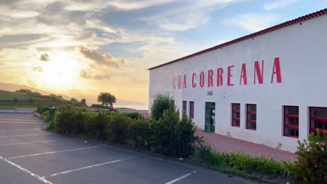 Construcción-De-La-Fábrica-De-Plantaciones-De-Té-Cha-Gorreana-Durante-La-Puesta-De-Sol,-Azores