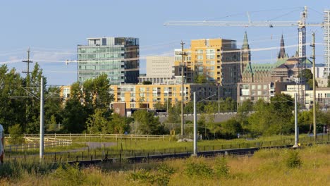 Ottawa-O&#39;train-In-Richtung-Osten-Bei-Lebreton-Flats-Zeitlupe