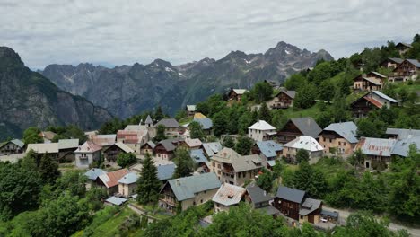 Tranquilo-Pueblo-De-Montaña-Villard-Reculas-En-Alpe-D&#39;-Huez,-Alpes-Franceses---Pedestal-Aéreo-Arriba