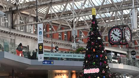 El-árbol-De-Navidad-Haribo-Dentro-De-La-Estación-De-Waterloo,-Londres,-Reino-Unido.