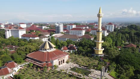 Vista-Aérea-De-La-Mezquita-De-La-Universidad-Gadjah-Mada