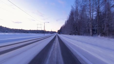 POV-Fahraufnahme-Alleine-Entlang-Einer-Verschneiten-Straße-In-Helsinki