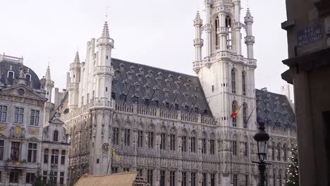 Panoramablick-Auf-Das-Rathaus-Auf-Dem-Platz-In-Brüssel,-Belgien