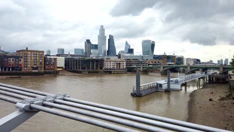 Paisaje-Urbano-De-Lapso-De-Tiempo-Del-Río-Támesis-Y-El-Horizonte-De-Londres,-Visto-Desde-El-Puente-Del-Milenio