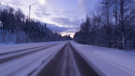 POV-Aufnahme-Beim-Fahren-Auf-Einer-Landstraße-In-Helsinki-Mit-Neu-Erstellten-Spuren