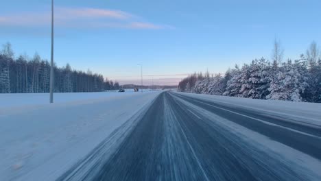 Tiro-De-Lapso-De-Tiempo-Conduciendo-A-Lo-Largo-De-Una-Carretera-Nevada-En-Helsinki