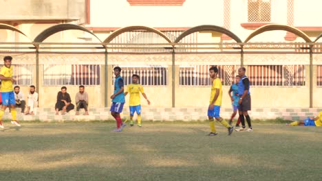 Partido-De-Fútbol-Local-En-El-Campo-De-Juego-En-Karachi
