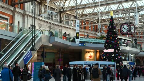 Vista-Del-árbol-De-Navidad-Haribo-Dentro-De-La-Estación-De-Waterloo,-Londres,-Reino-Unido