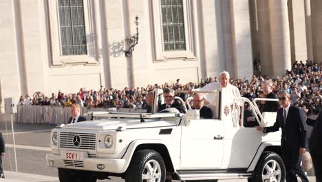 Papst-Kommt-Zu-Seiner-Wöchentlichen-Generalaudienz-Und-Begrüßt-Menschen-In-St